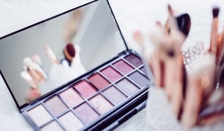 Tips Makeup Agar Tetap Cantik Saat Interview