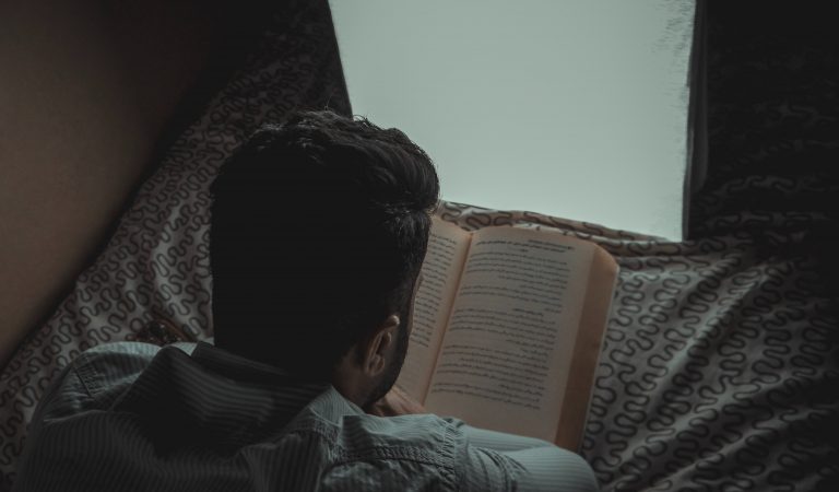 Manfaat Membaca Buku Sebelum Tidur